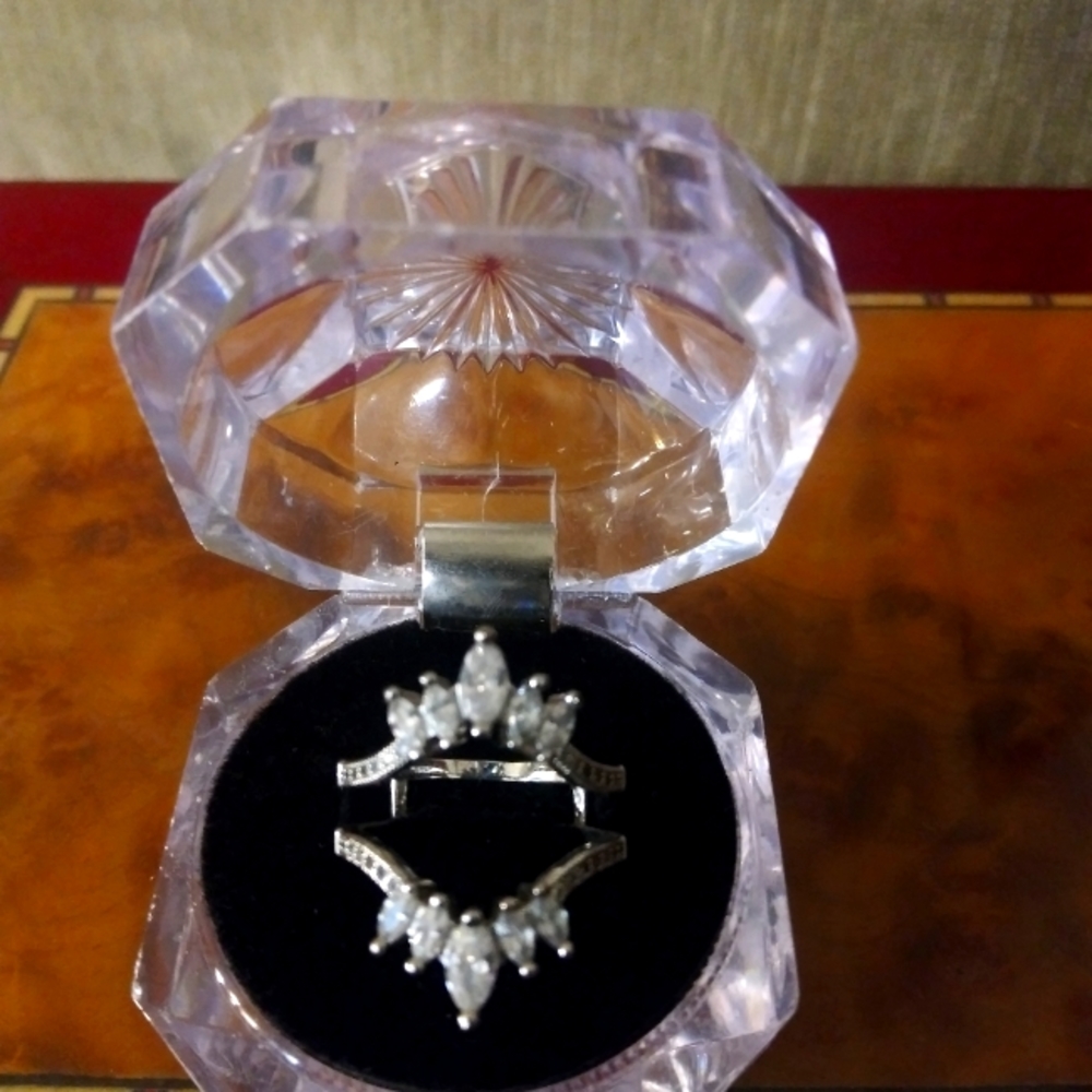 Cubic zirconia silver ring enhancer